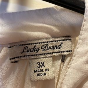 Beautiful top with slits in the sleeves and floral design